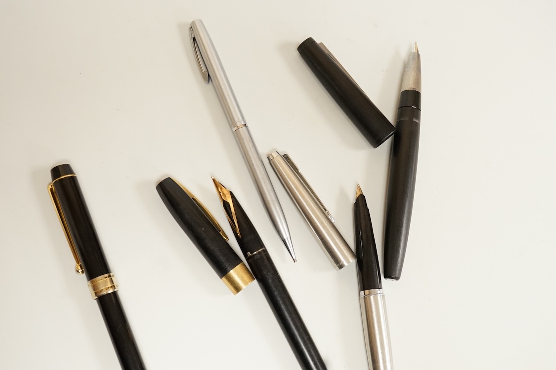 A Sheaffer 585 fountain pen and mechanical pencil, together with a Parker 45 fountain pen, a Lamy 2000 fountain pen and a Pilot ballpoint pen (5)